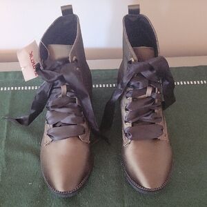 Dirty Laundry Size 7 1/2 Green Satin Black Ribbon Laces NWT